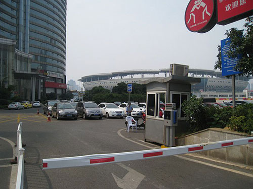 贺龙体育馆停车场