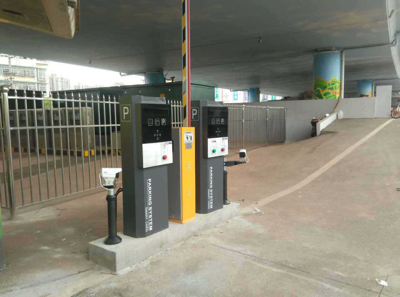 人民路浏阳河桥立交桥停车场