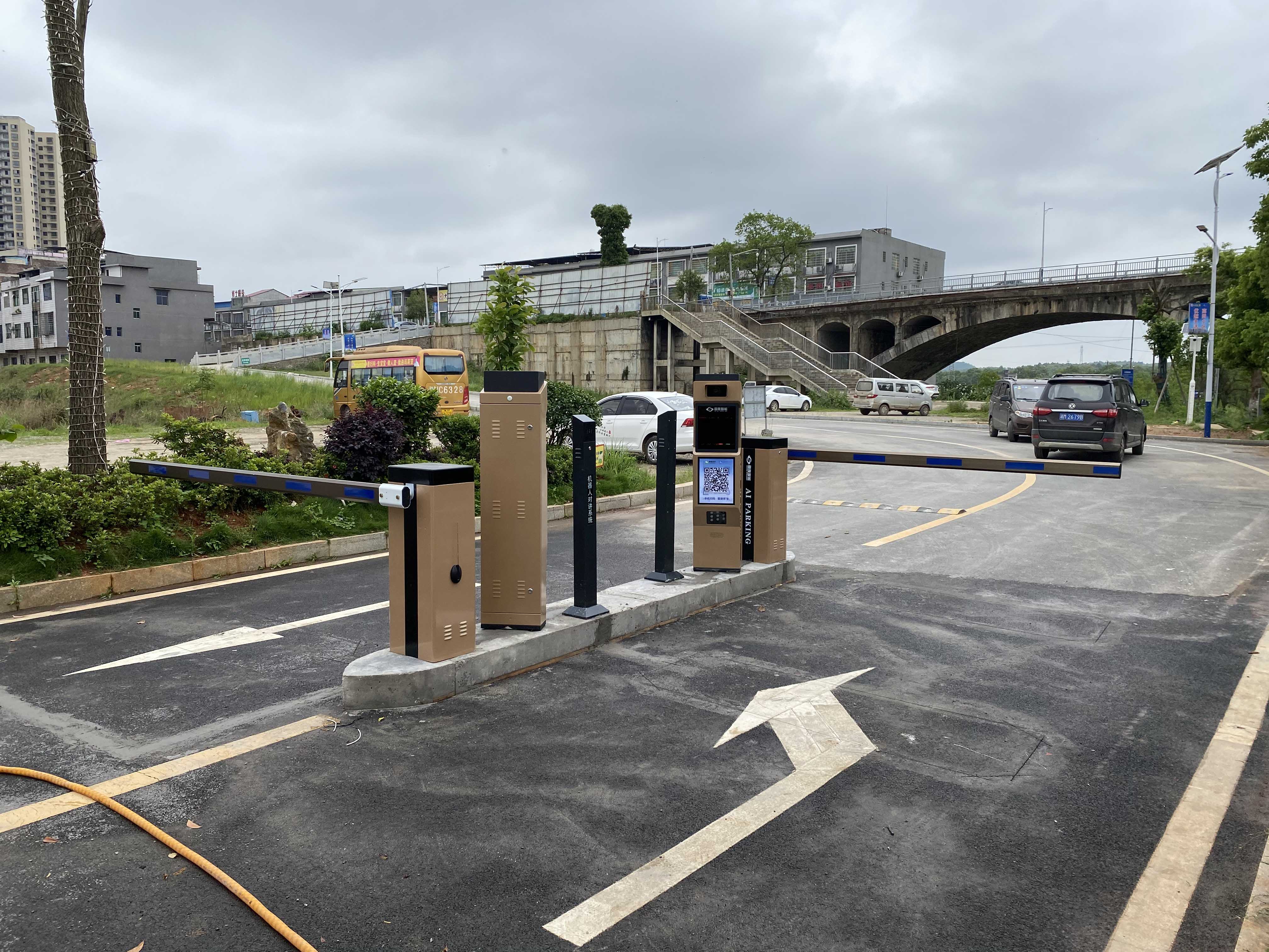 长沙雷隆智能科技有限公司,车牌识别系统,停车收费系统,车牌识别一体机,智能通道闸,湖南车牌识别道闸系统,人行通道闸,智能道闸